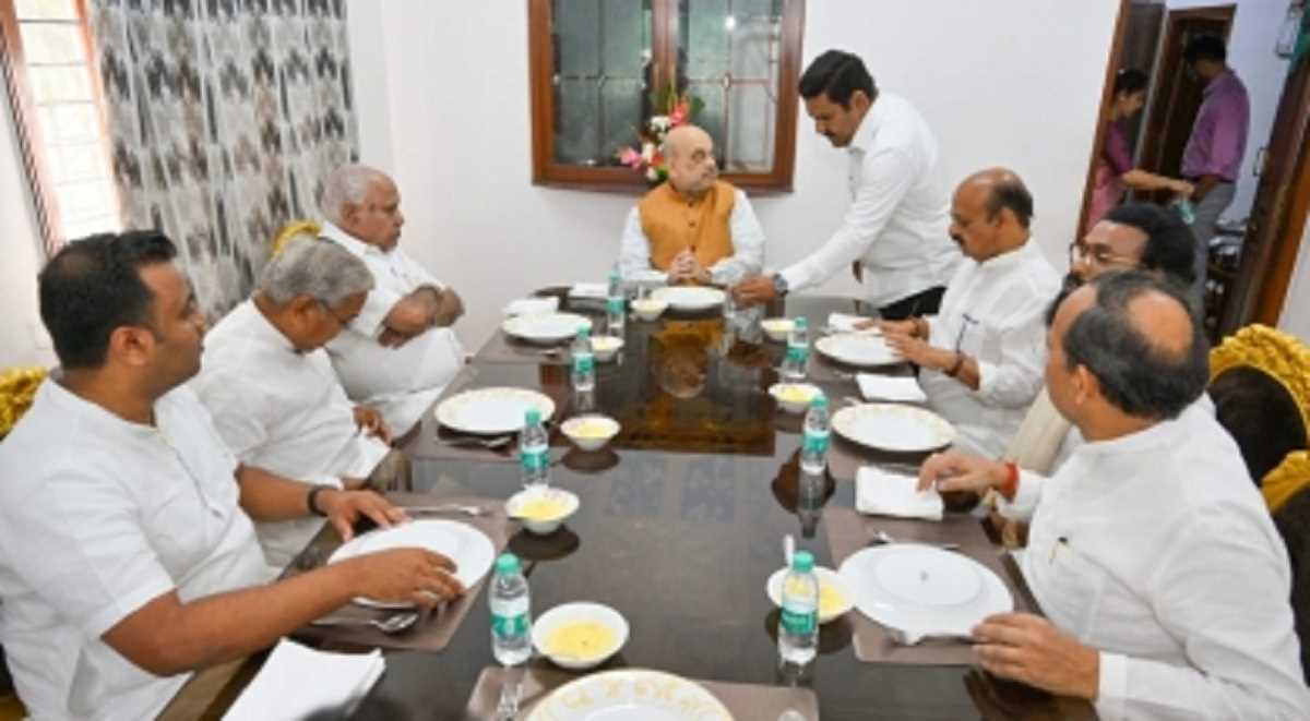 नाश्ते के लिए येदियुरप्पा के घर पहुंचे शाह, पार्टी नेताओं को भेजा संदेश